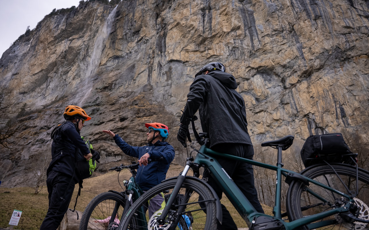 聆聽專業導遊分享關於勞特布魯嫩山谷冰川歷史的迷人故事。