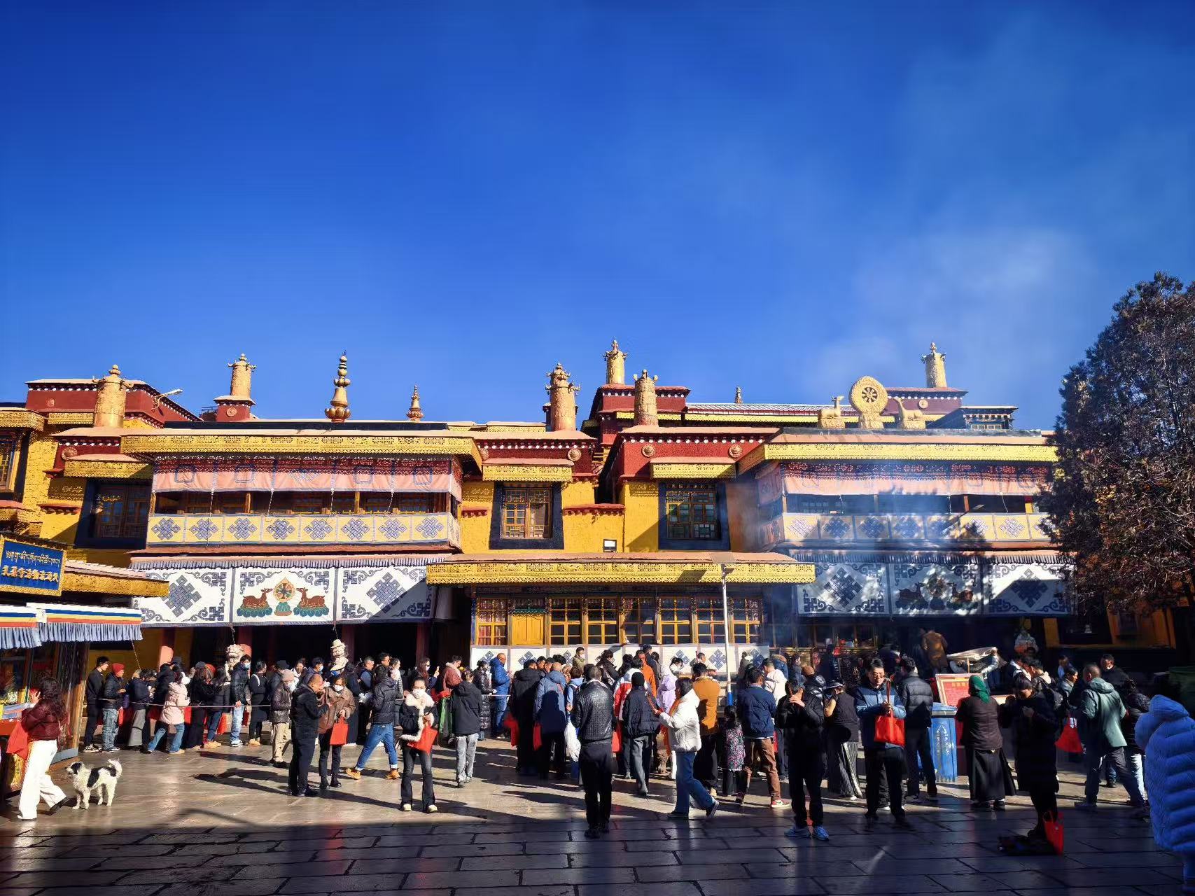 扎基寺明黃藏式殿宇格外亮眼,鎏金佛塔、法輪裝飾精緻繁複,門前擠滿祈福民眾,空氣中飄著淡淡香火。澄澈藍天作背景,藏傳財神廟香火旺盛,滿是虔誠祈福的菸火氣息 扎基寺明黃藏式殿宇格外亮眼,鎏金佛塔、法輪裝飾精緻繁複,門前擠滿祈福民眾,空氣中飄著淡淡香火。澄澈藍天作背景,藏傳財神廟香火旺盛,滿是虔誠祈福的菸火氣息