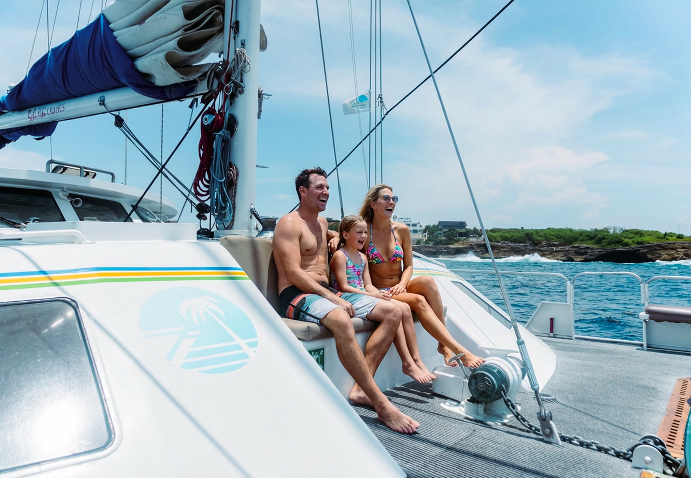 搭乘豪華雙體船，在倫邦岸島附近享受峇里島的觀光航海之旅，將蔚藍大海與熱帶海岸線風光盡收眼底。