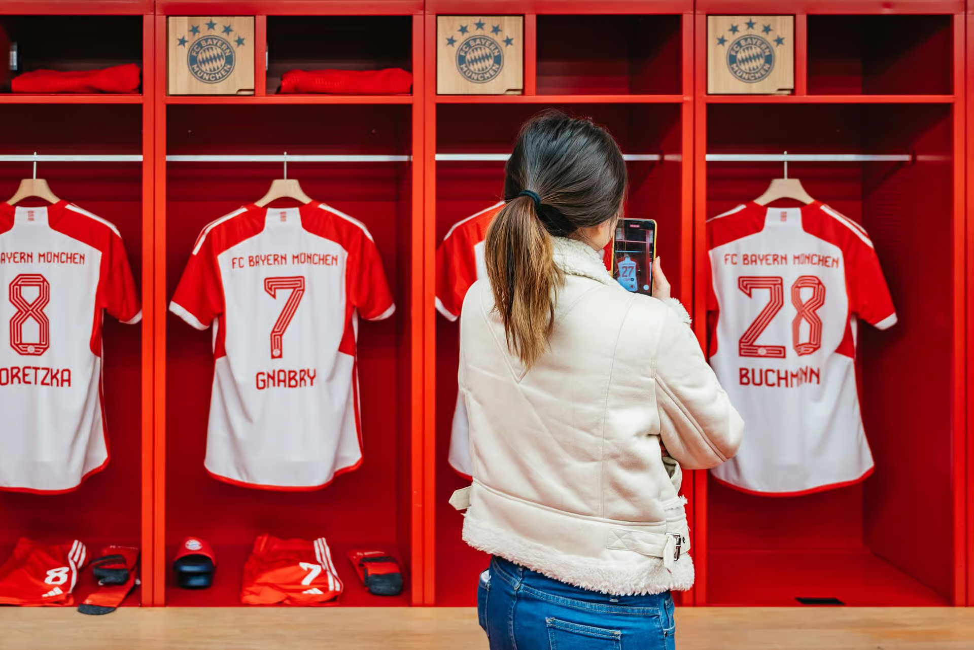 欣賞歷史悠久的拜仁慕尼黑球衣,自豪地展示,標誌著球會傳奇中的標誌性時刻 欣賞歷史悠久的拜仁慕尼黑球衣,自豪地展示,標誌著球會傳奇中的標誌性時刻