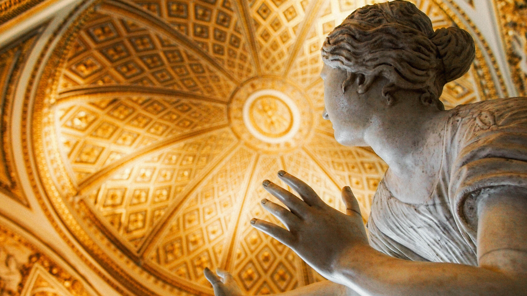 沉浸在文藝復興的藝術氛圍中，欣賞經典雕塑與不朽的藝術傑作。