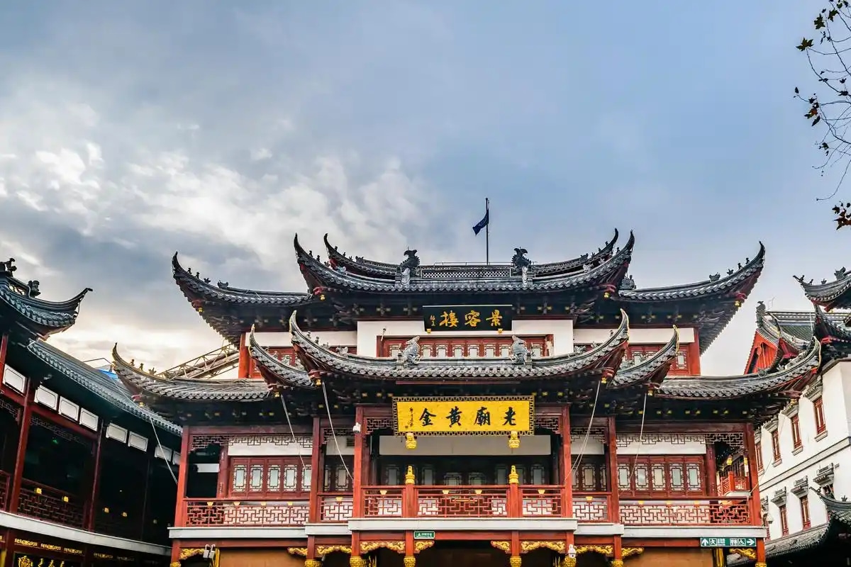 城隍廟:始建於明代的道教宮觀與民俗街區相融,九曲橋畔湖心亭茶樓獨具韻味。夜晚燈籠映照飛簷斗拱,周邊豫園商圈可品嚐南翔小籠等本幫美食。 城隍廟:始建於明代的道教宮觀與民俗街區相融,九曲橋畔湖心亭茶樓獨具韻味。夜晚燈籠映照飛簷斗拱,周邊豫園商圈可品嚐南翔小籠等本幫美食。