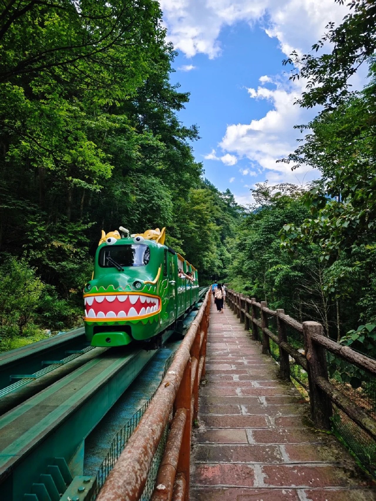 湖南張家界國家森林公園高端2日遊（袁家界+”阿凡達“外景拍攝地+百龍天梯+天子山+十里畫廊+金鞭溪+黃石寨+探尋自然奧秘）