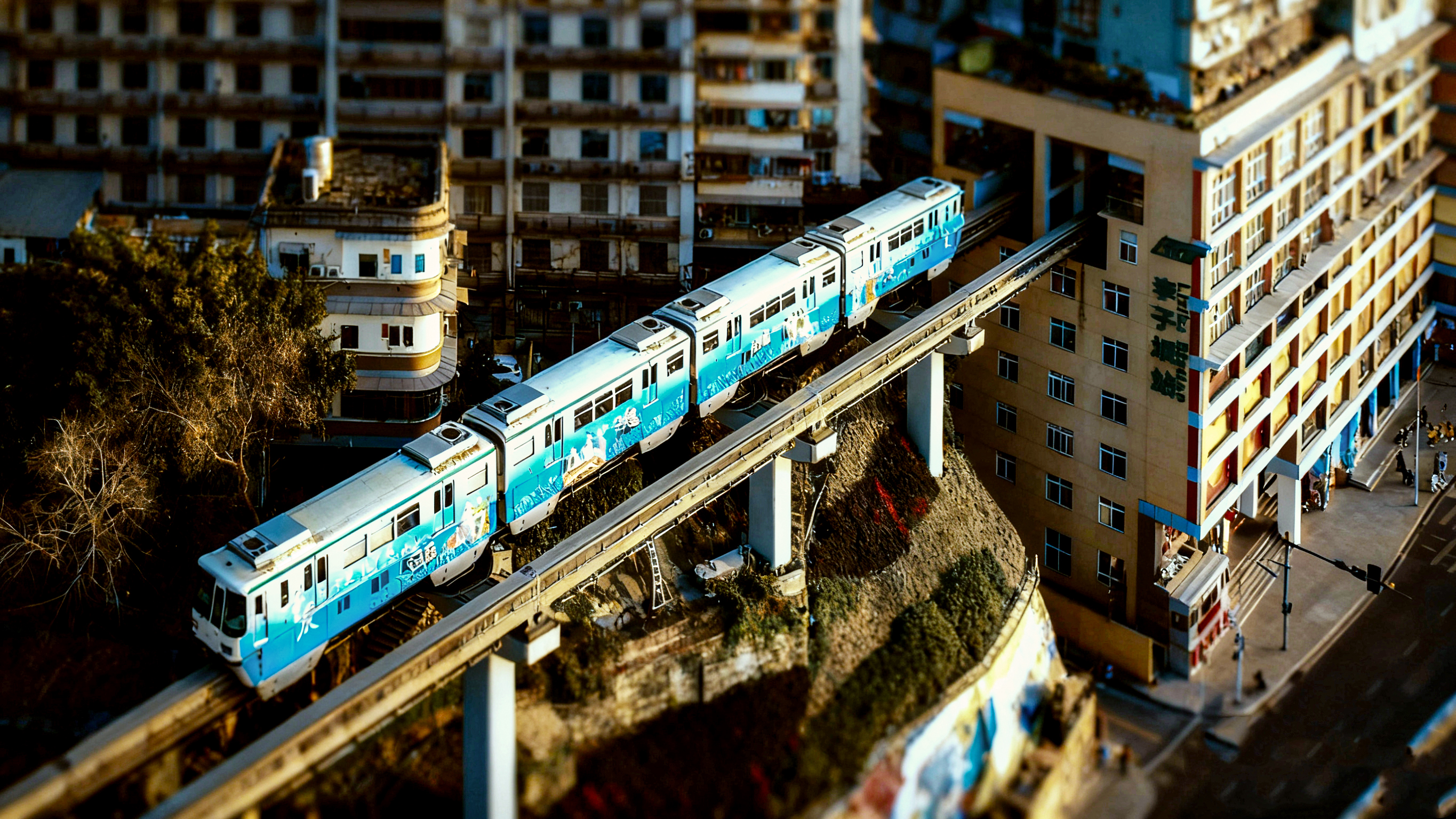 這輛輕軌的“穿越”設計在中國大陸範圍內是首例，輕軌從綠意中駛來，向繁華駛去，彷彿乘坐上這趟列車就擁有了穿梭童話與現實的那道任意門