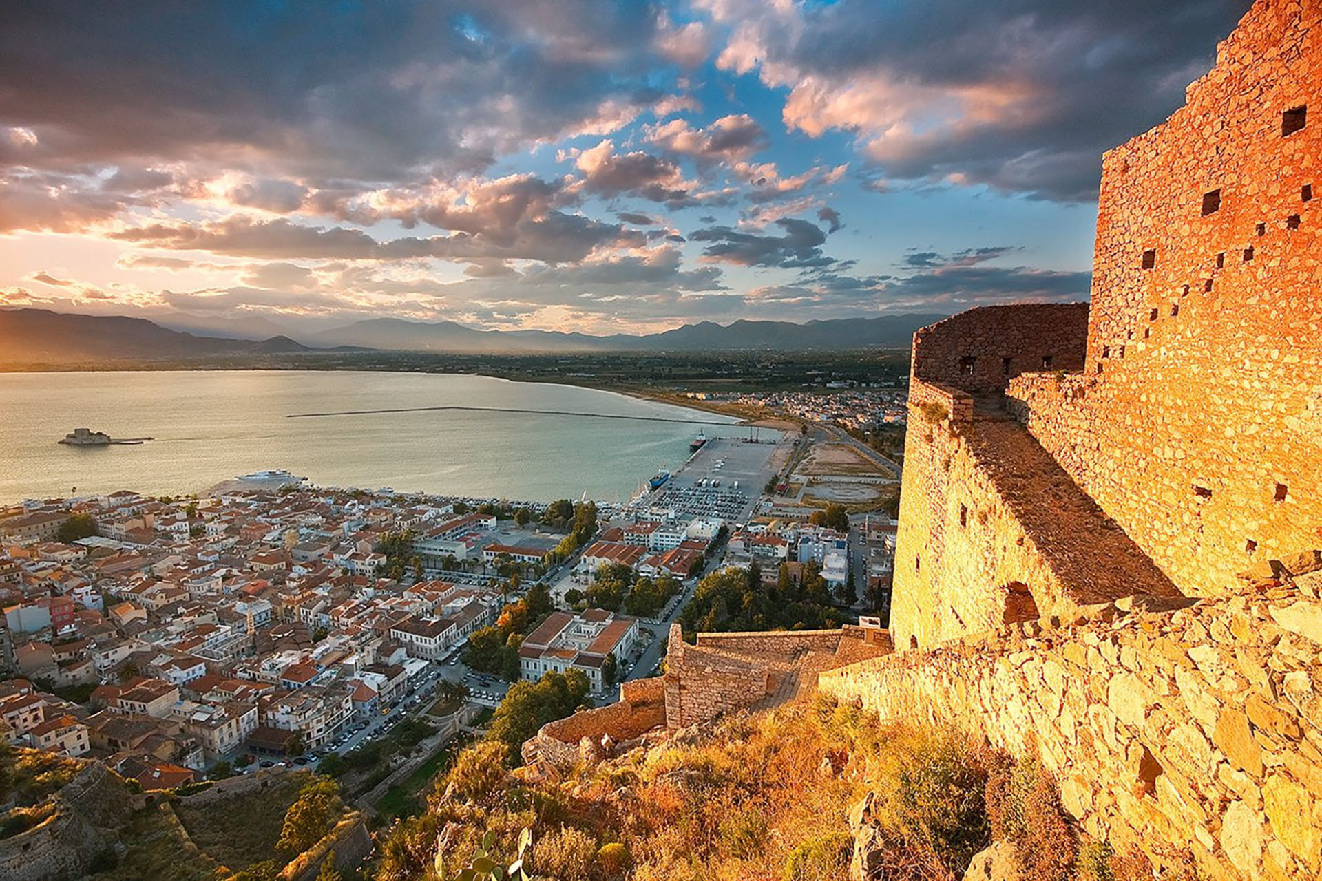 Exploring History and Beauty: Ancient Corinth and Nafplio Tour