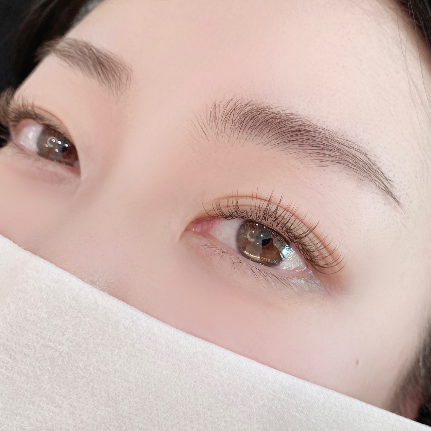 這是一款以深棕色打造的輕盈自然睫毛嫁接設計。它能營造出與原生睫毛相同的柔和眼神。