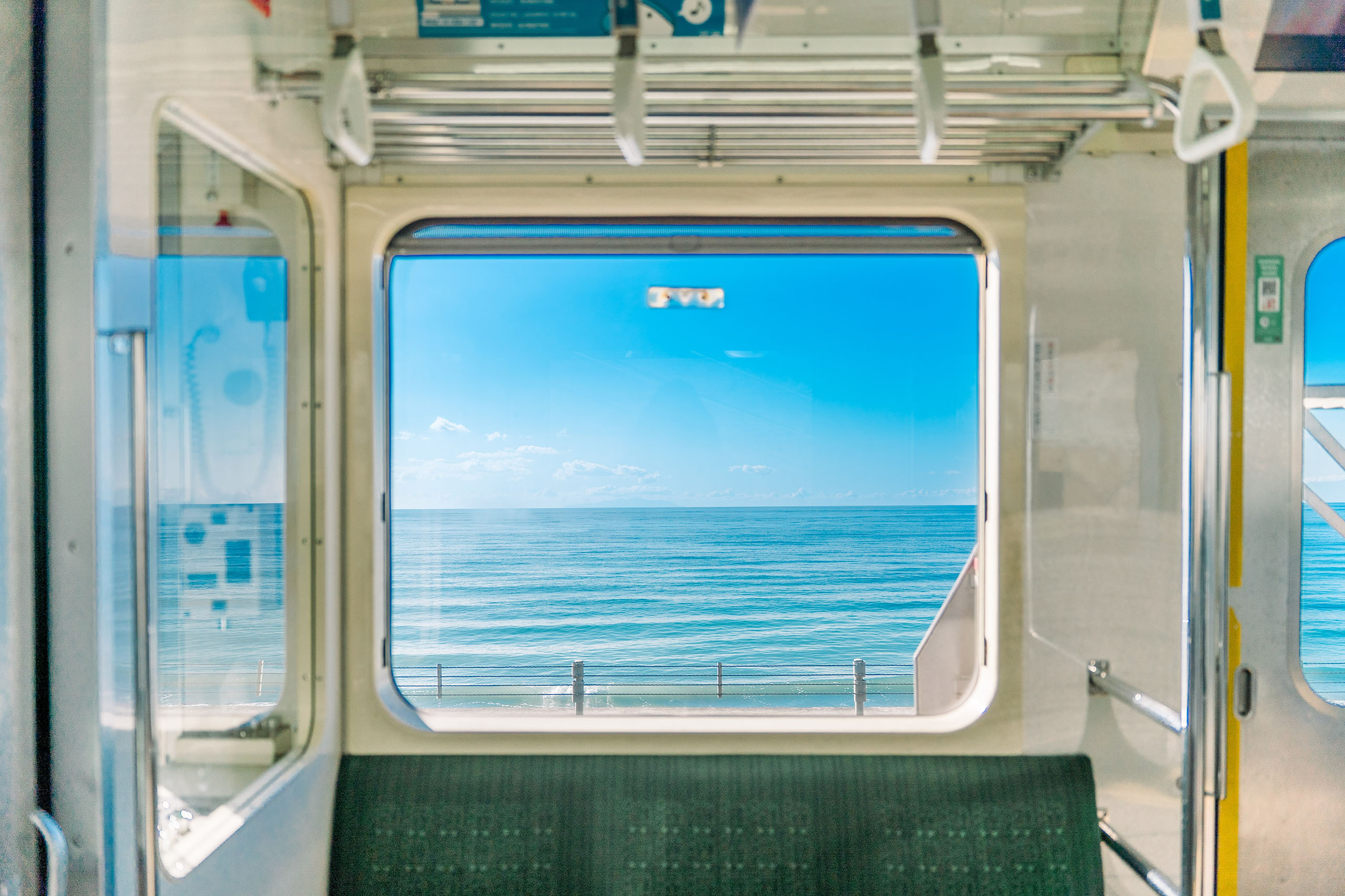 從江之電列車內欣賞窗外風景。 從江之電列車內欣賞窗外風景。