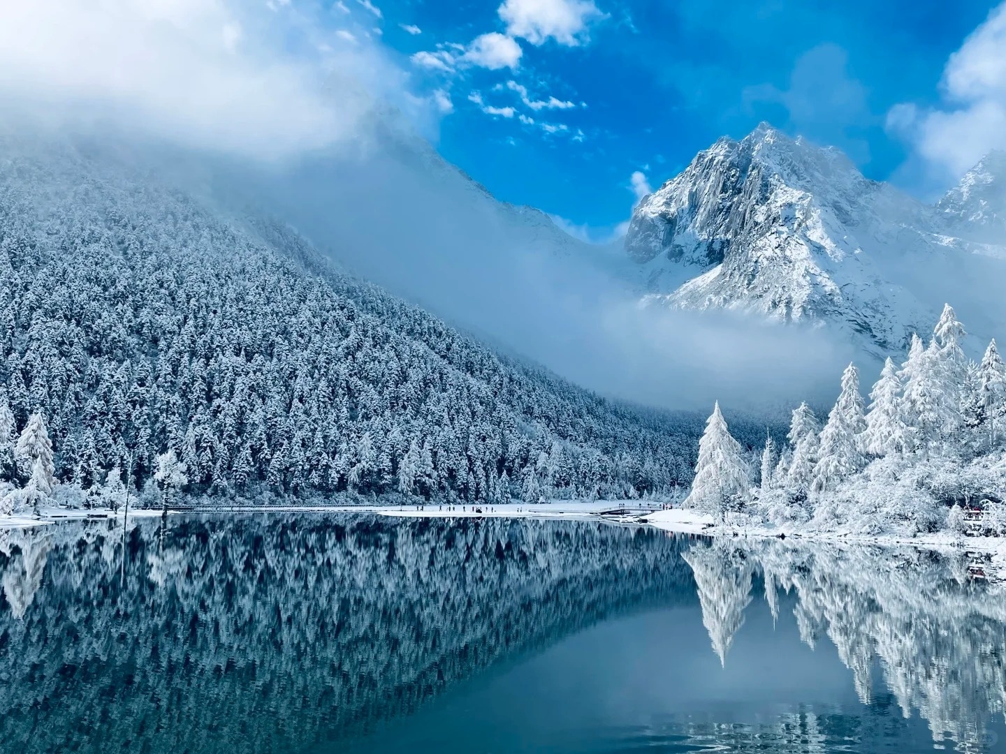四姑娘山將帶你進入一個夢幻般的童話世界，無論是被白雪覆蓋的山脈，還是絢麗多彩的日出景色，這是一個你絕對不想錯過的冬日目的地