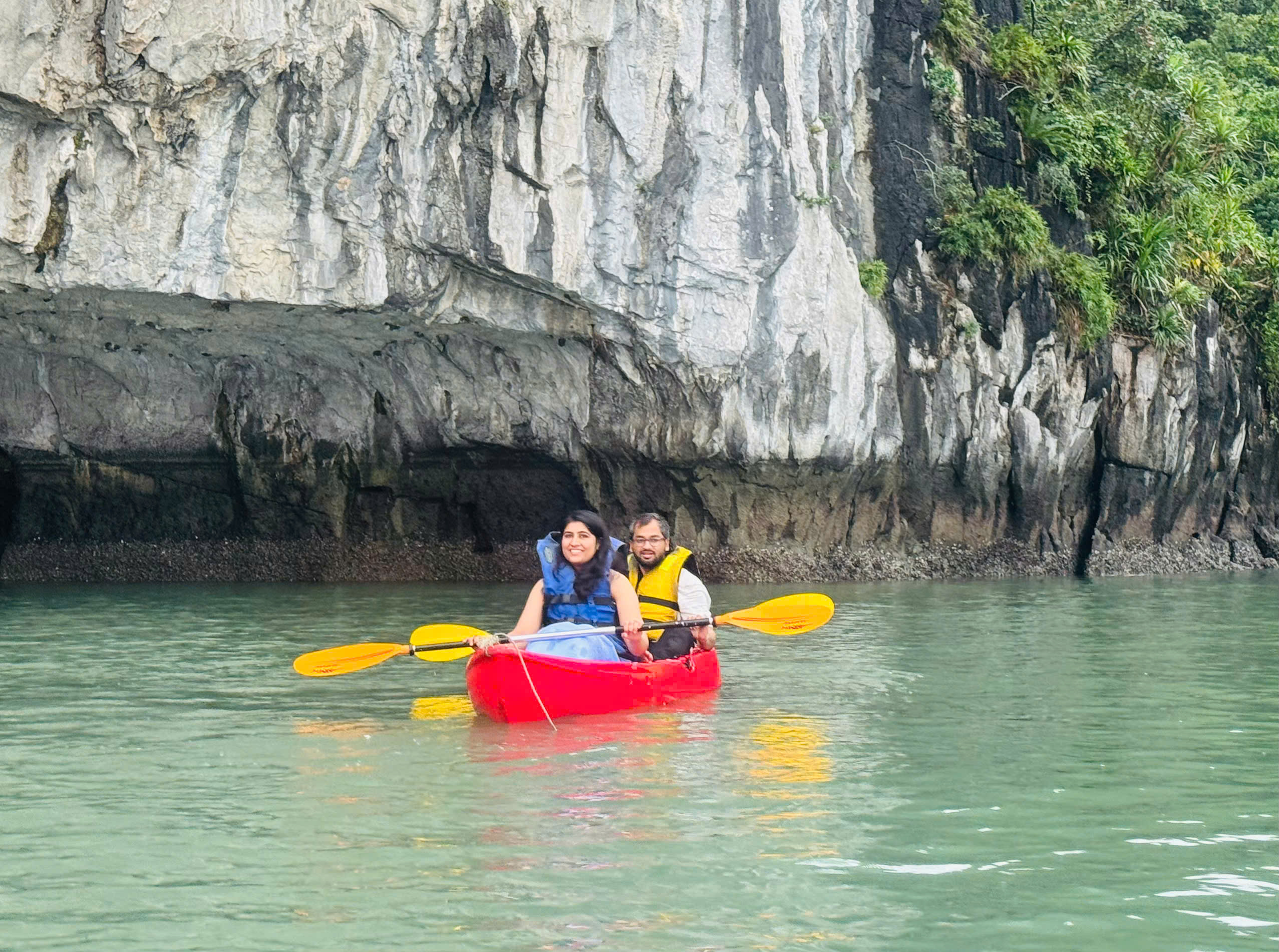 來到 Luon Cave 區域,探索被石灰岩峭壁環繞的絕美水上洞穴。在這裡,您可以盡情體驗獨木舟的樂趣,或搭乘竹筏享受寧靜的水上時光(此行程已包含在旅遊費用中)。 來到 Luon Cave 區域,探索被石灰岩峭壁環繞的絕美水上洞穴。在這裡,您可以盡情體驗獨木舟的樂趣,或搭乘竹筏享受寧靜的水上時光(此行程已包含在旅遊費用中)。