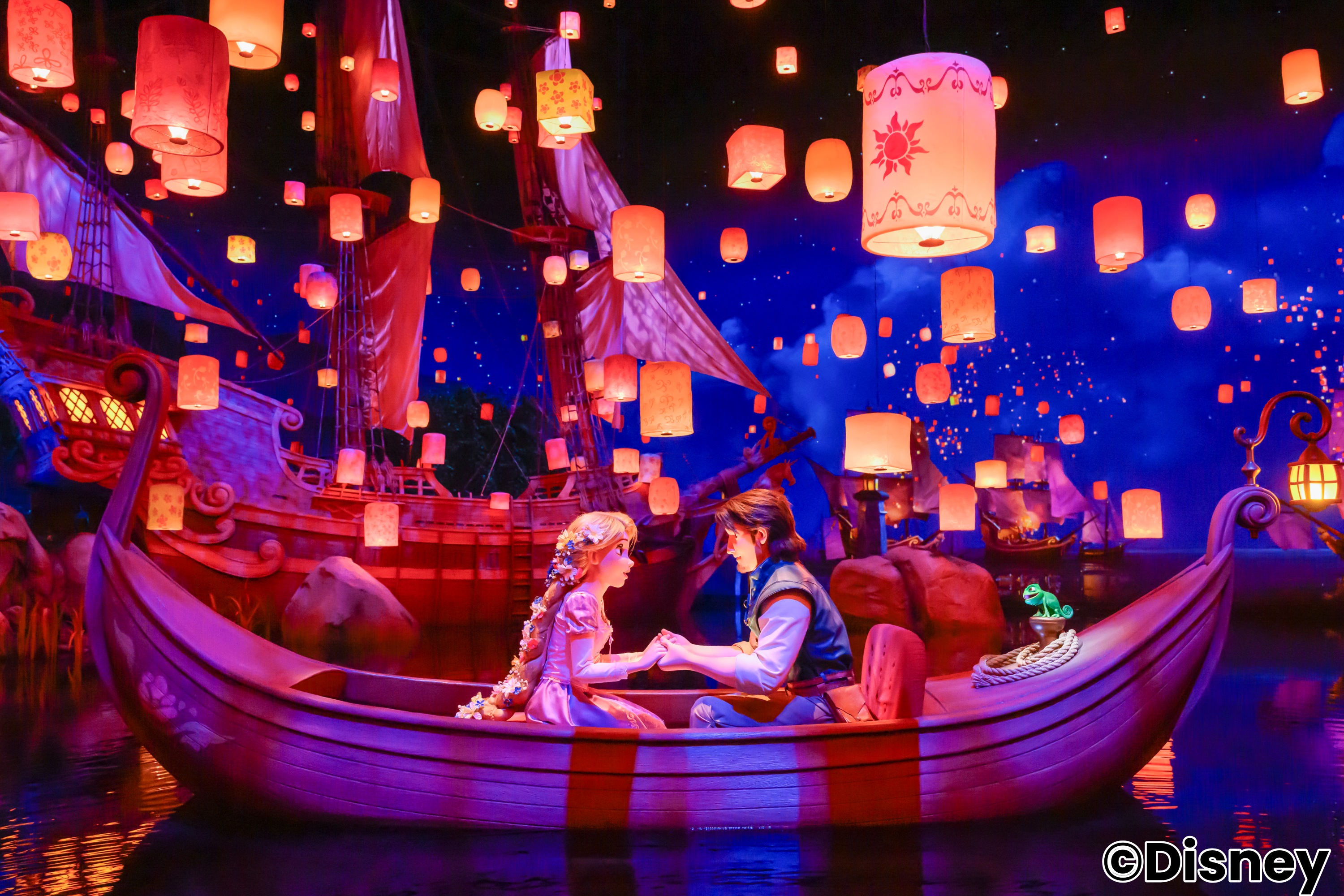 【東京迪士尼海洋】前往年度天燈盛會的浪漫小船之旅，即將啟航。小船將載你遊覽多處電影場景，親身體驗樂佩公主與費林結下情緣的「最棒的一天」