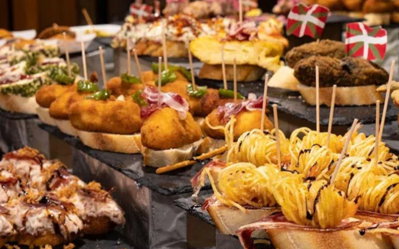 透過專家導覽的 Pintxo 和葡萄酒品嚐，探索傳統的巴斯克風味。