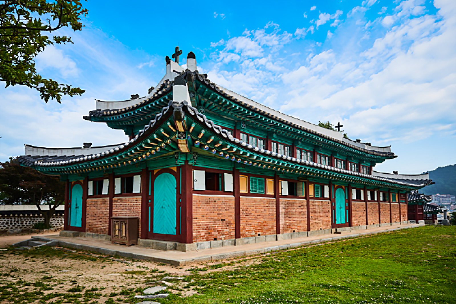 這座教堂不僅是建築瑰寶，也是一座歷史地標，象徵著英國聖公會基督教傳入韓國。
