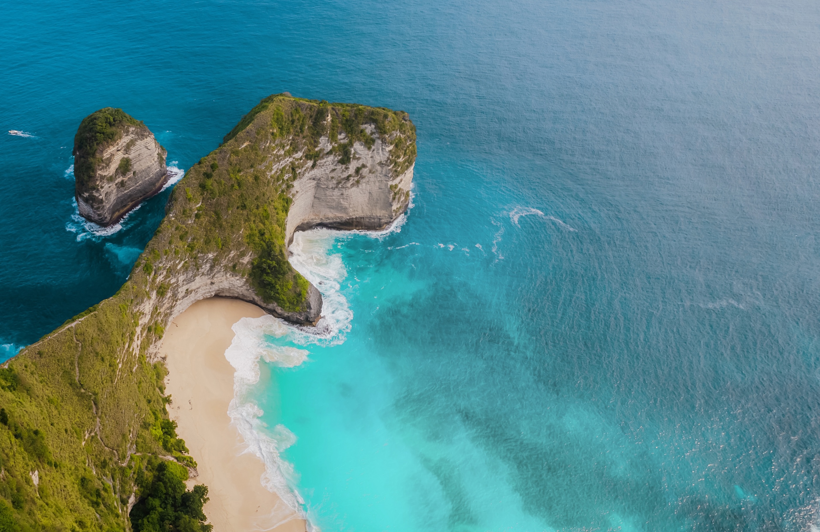 驅車前往佩尼達島著名的Kelingking懸崖,欣賞巴厘島最迷人的景色之一。 驅車前往佩尼達島著名的Kelingking懸崖,欣賞巴厘島最迷人的景色之一。