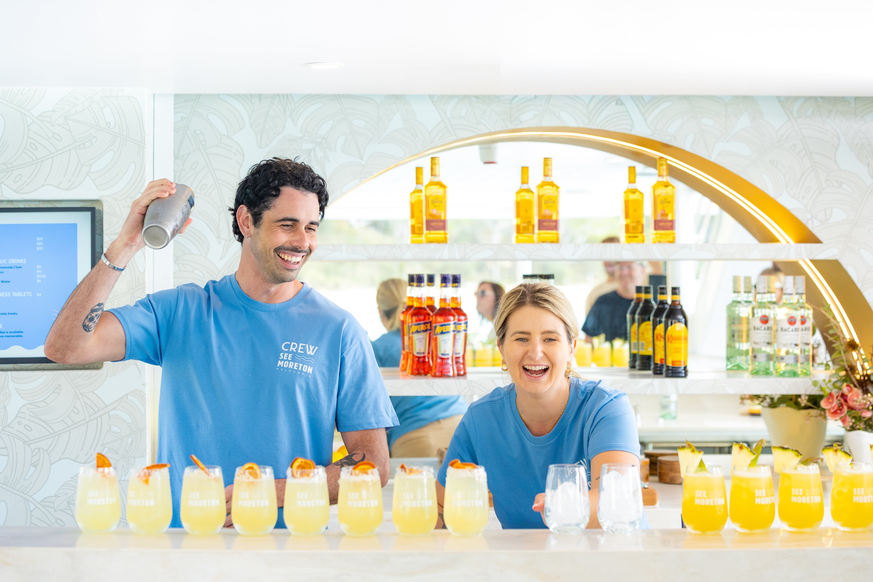 啜飲美酒、放鬆身心,再來一杯!在 See Moreton 號上享受特調雞尾酒。 啜飲美酒、放鬆身心,再來一杯!在 See Moreton 號上享受特調雞尾酒。