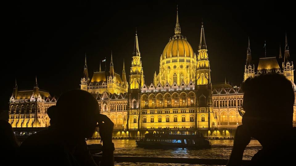 從遊船上欣賞匈牙利國會大廈的夜景，在金黃色的燈光下熠熠生輝