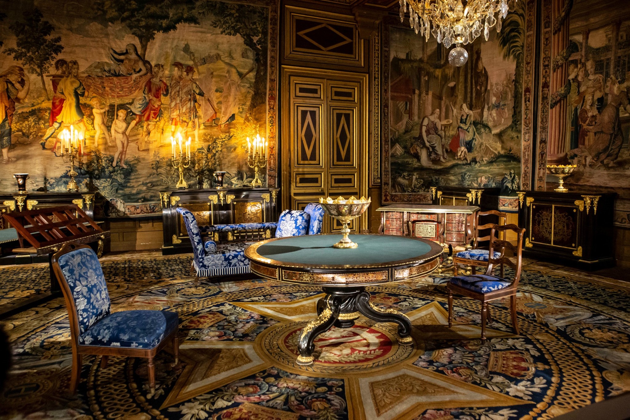 Fontainebleau Palace: Wander through the magnificent palaces and galleries and immerse yourself in the splendor of the Renaissance and Napoleonic eras