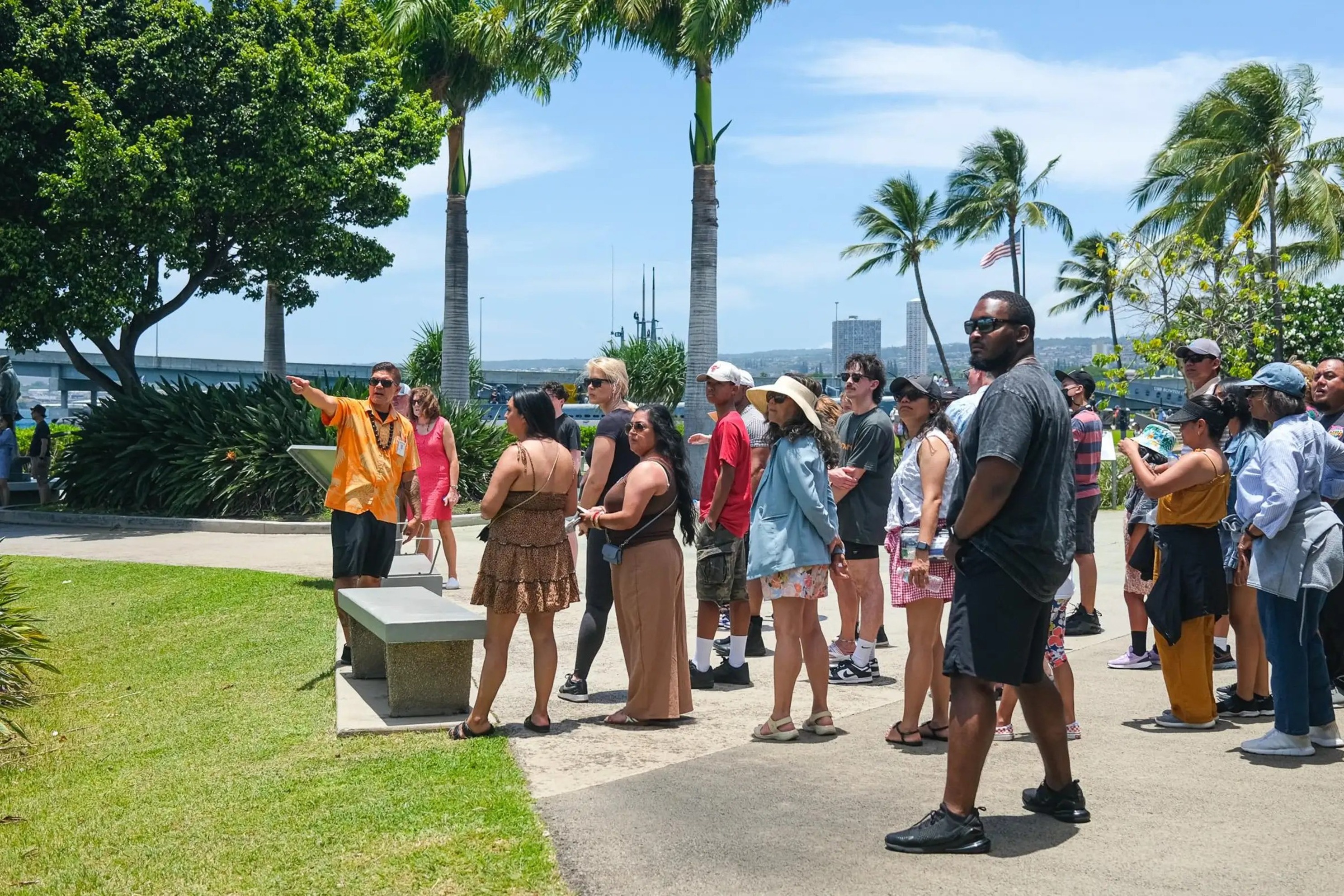 與其他參加者一同探索歷史悠久的珍珠港,導遊將分享引人入勝的第二次世界大戰故事 與其他參加者一同探索歷史悠久的珍珠港,導遊將分享引人入勝的第二次世界大戰故事
