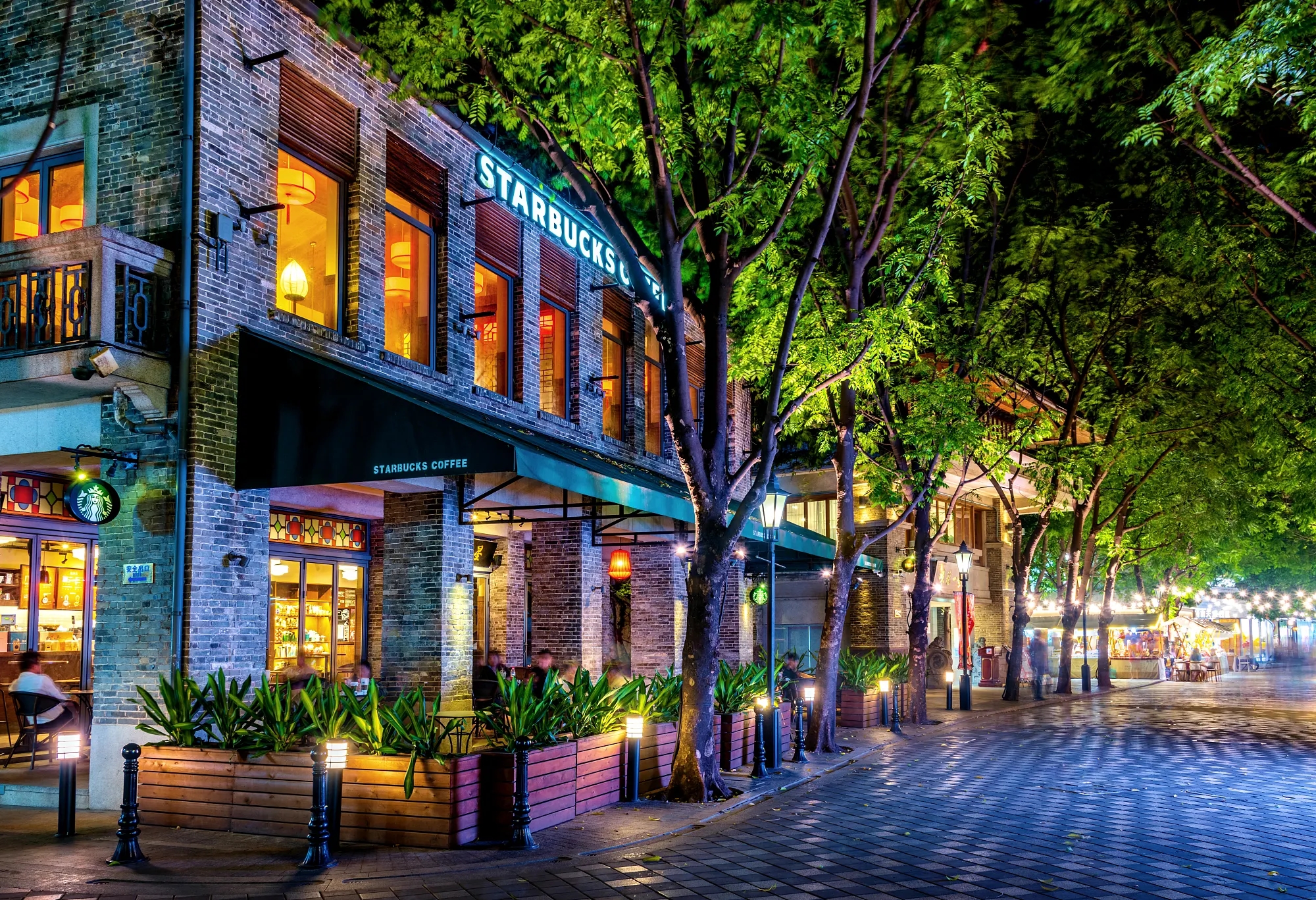 佛山嶺南天地是以祖廟、東華里為核心,保留22處文物建築及128棟歷史建築,融合清代鍋耳式山牆、青磚石板路等嶺南傳統風貌與現代商業、文旅功能。這裡匯聚簡氏別墅、嫁娶屋、萬福臺粵劇表演等文化體驗,引入民信雙皮奶、太艮堡毋米粥等非遺美食及環球餐飲品牌,日均客流量達3萬人次。2024年入選國家級夜間文旅消費集聚區,通過“粵夜粵美”夜遊、燈光秀等活動啟用夜間經濟,成為集歷史傳承、潮流消費於一體的複合型文化街區。 佛山嶺南天地是以祖廟、東華里為核心,保留22處文物建築及128棟歷史建築,融合清代鍋耳式山牆、青磚石板路等嶺南傳統風貌與現代商業、文旅功能。這裡匯聚簡氏別墅、嫁娶屋、萬福臺粵劇表演等文化體驗,引入民信雙皮奶、太艮堡毋米粥等非遺美食及環球餐飲品牌,日均客流量達3萬人次。2024年入選國家級夜間文旅消費集聚區,通過“粵夜粵美”夜遊、燈光秀等活動啟用夜間經濟,成為集歷史傳承、潮流消費於一體的複合型文化街區。