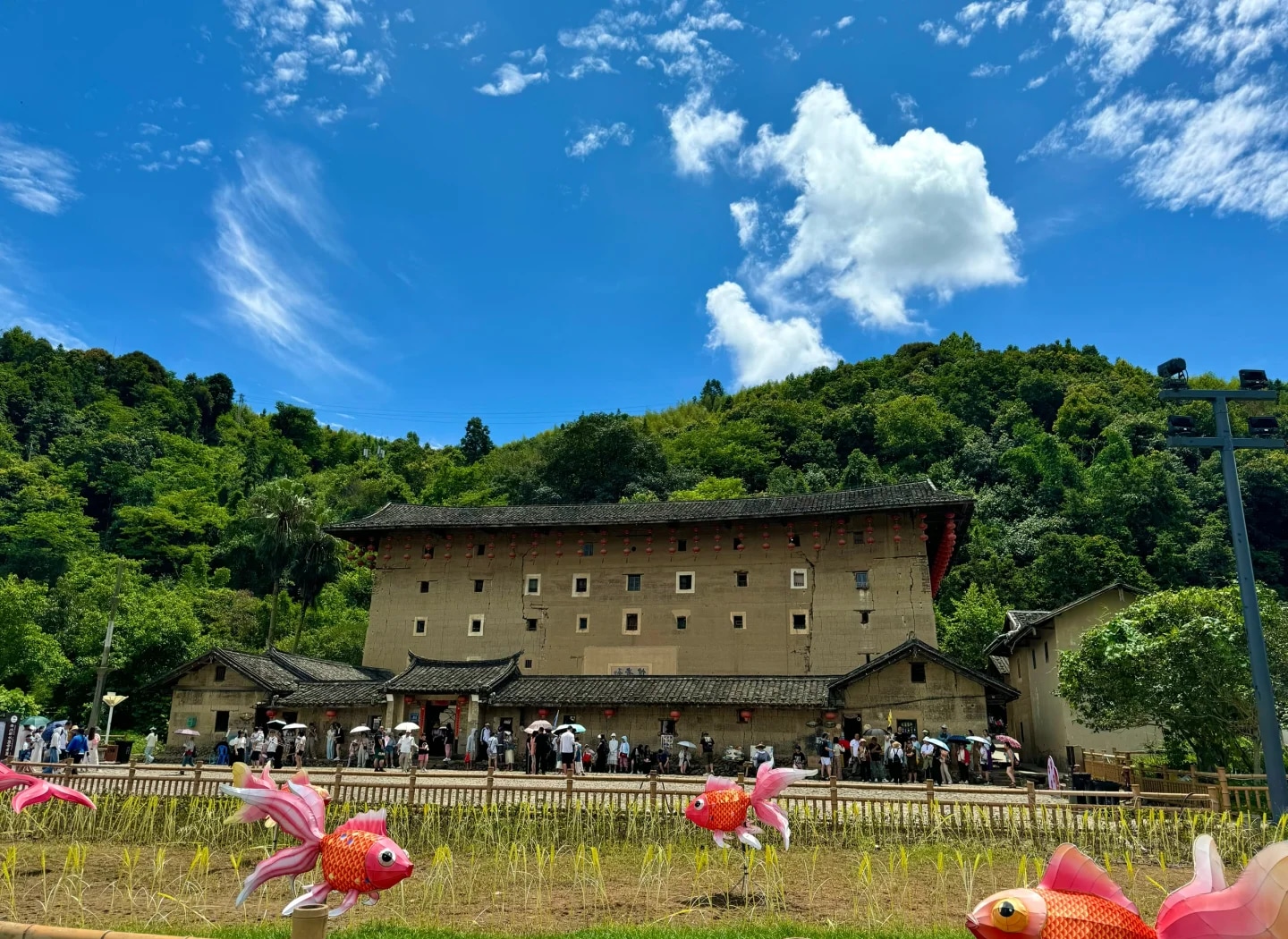 A線：最高的方形土樓-和貴樓
和貴樓又稱山腳樓，建於清代雍正十年，是南靖最高的土樓。顧名思義，和貴樓是勸世人弘揚以和為貴的傳統美德。樓如其名，在高速變化潮流中，它顯得異常的祥和、安寧、沉穩。