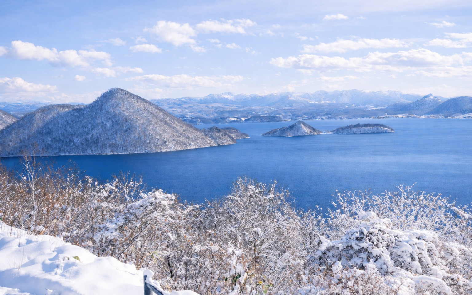 Hokkaido Noboribetsu Day Trip: Kyogoku Fukidashi Park, Lake Toya (Snowmobile option in winter), Showa Shinzan Bear Ranch, and Noboribetsu Jigokudani (Hell Valley) Day Trip from Sapporo