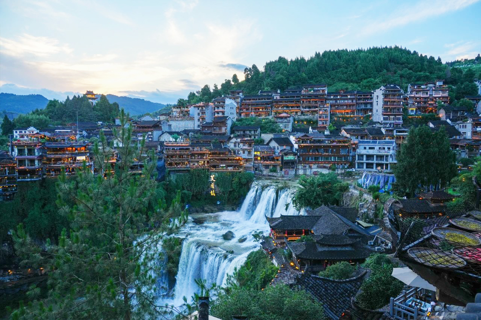 張家界芙蓉鎮鳳凰古城4日跟團遊（景區VIP通道+2-8人小團+深度暢遊湘西+峰林航拍+圍爐煮茶+苗服換裝體驗）