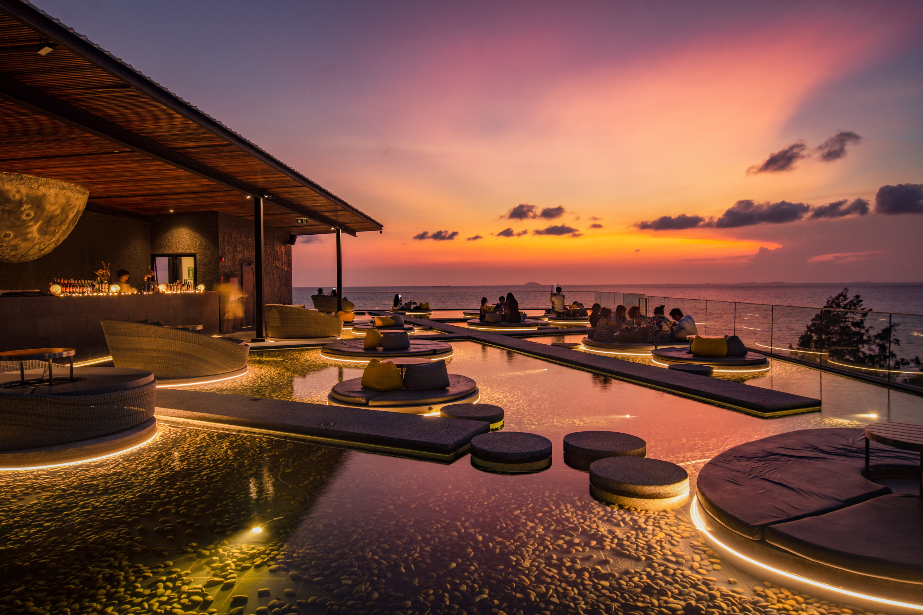 Over The Moon Sky Lounge (Ana Anan Pattaya)