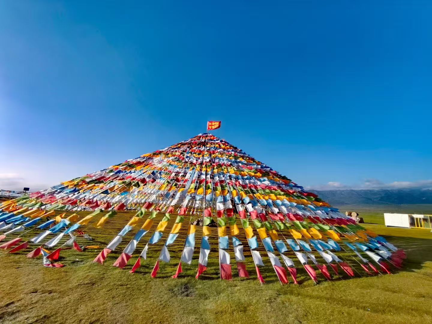 《中國國家地理》評選的 “中國最美六大草原” 之一。雪山為鄰、林海相伴，水草豐美、牛羊成群。被譽為 “東方小瑞士”，遼闊治癒，盡顯高原牧場的詩意與壯美。