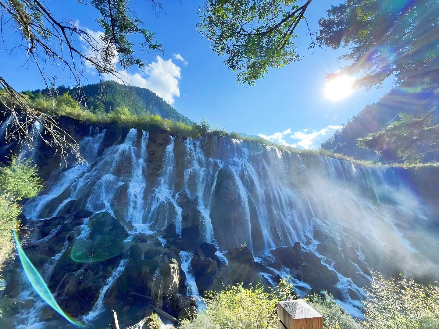 九寨-【諾日朗瀑布】中國最寬鈣華瀑布,也是九寨溝最大的瀑布,高達20多米,雨季時瀑布更加氣勢磅礴,晴天中午在瀑布水霧中還可以看到彩虹,冬季冰瀑如水晶簾,又是一番美景。 九寨-【諾日朗瀑布】中國最寬鈣華瀑布,也是九寨溝最大的瀑布,高達20多米,雨季時瀑布更加氣勢磅礴,晴天中午在瀑布水霧中還可以看到彩虹,冬季冰瀑如水晶簾,又是一番美景。