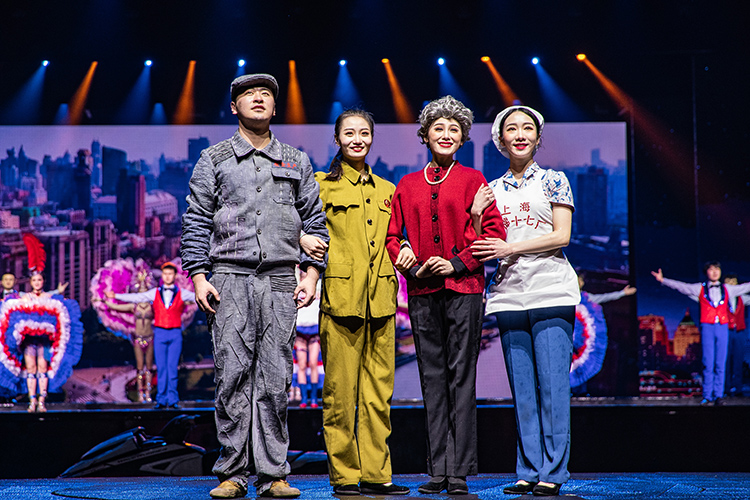 上世紀二三十年代的上海，東西方文化在此交匯。讓我們在霓虹閃爍的夜上海，感受十里洋場的摩登歲月。