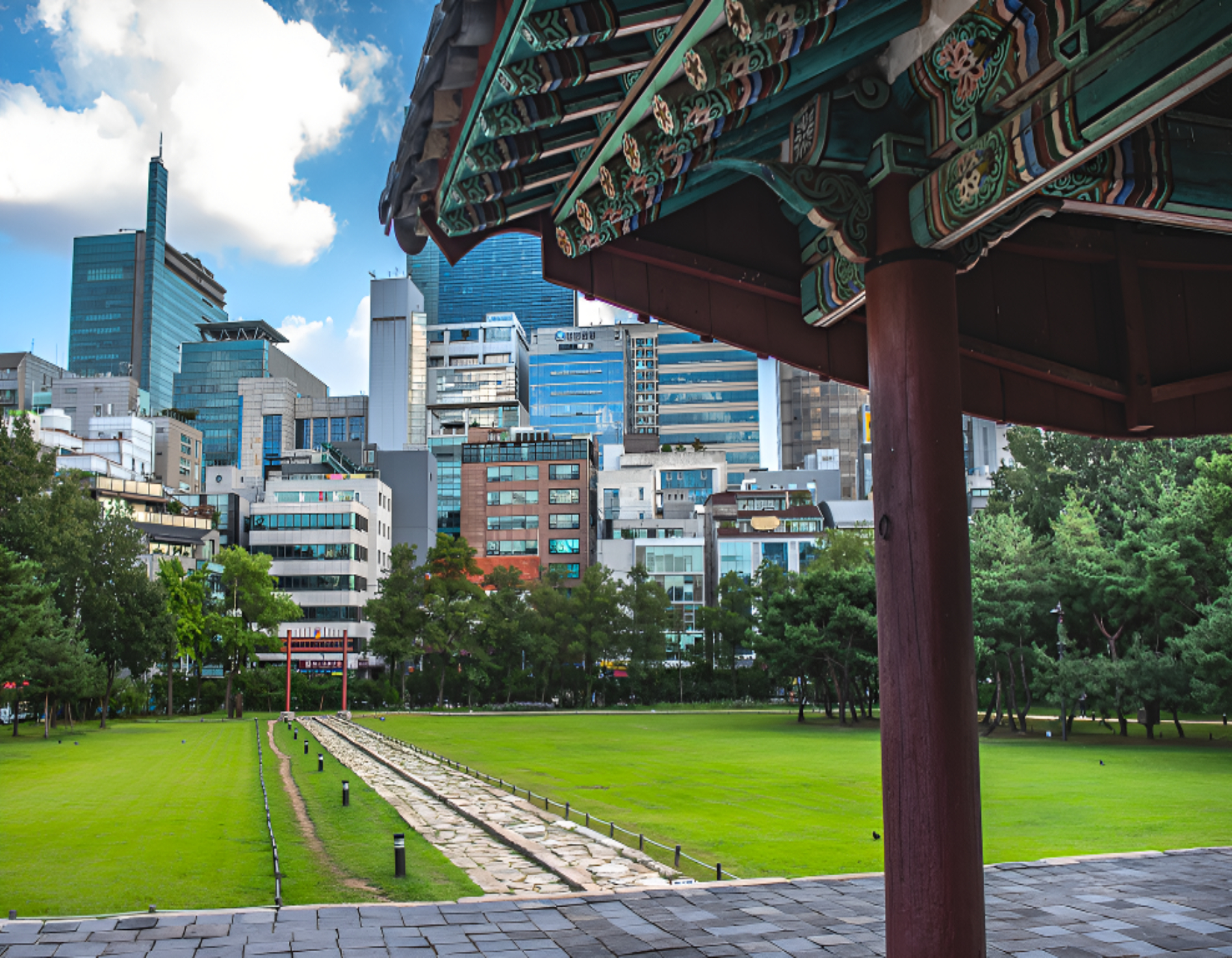 古老亭閣與現代摩天大樓交會,在江南市中心,獨享令人屏息的絕美景緻。 古老亭閣與現代摩天大樓交會,在江南市中心,獨享令人屏息的絕美景緻。