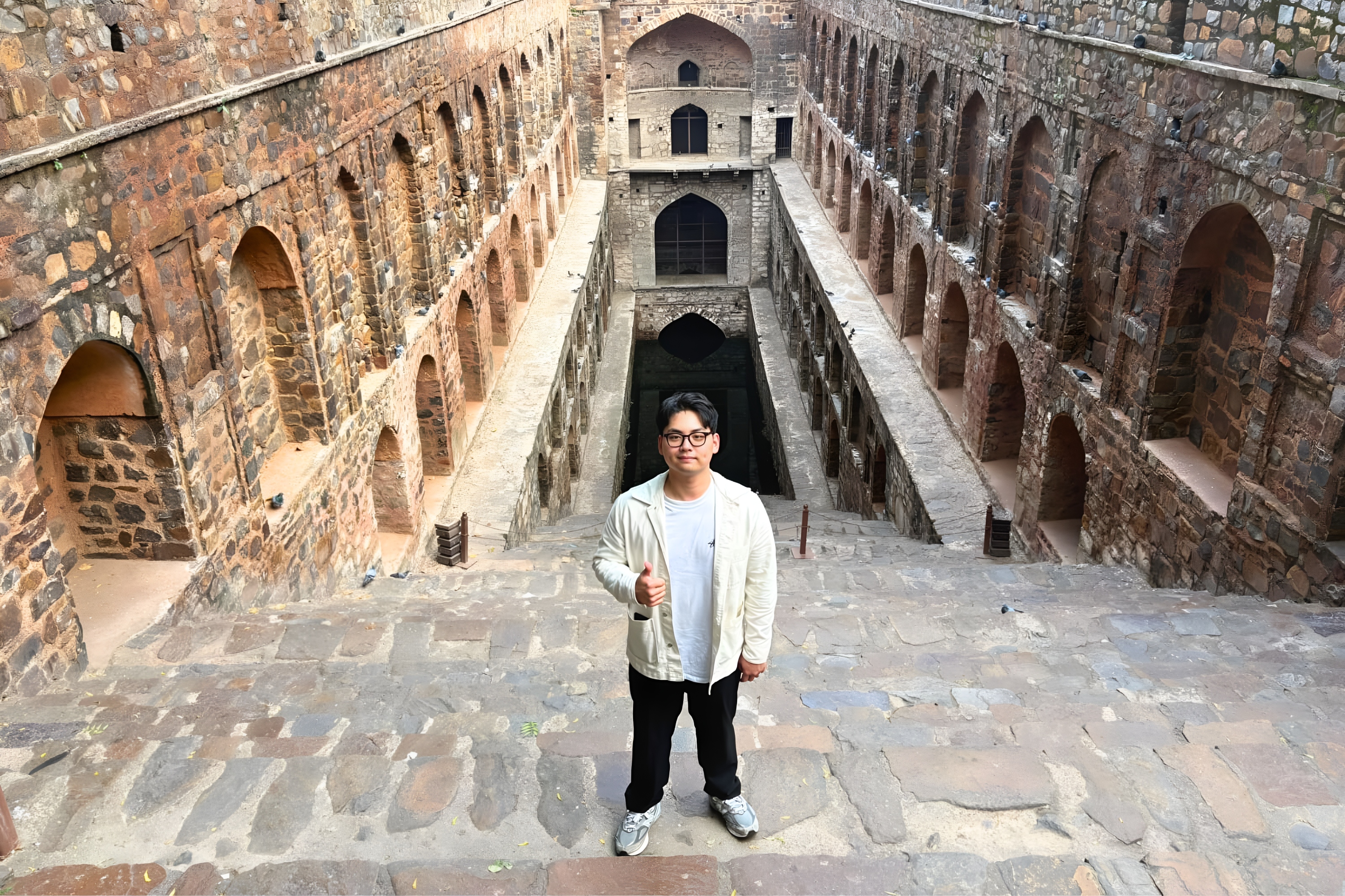 阿格拉森階梯井（Agrasen ki Baoli）是位於德里市中心的一座歷史悠久的階梯井，以其獨特的建築和深深的石階而聞名，提供了一個寧靜的休憩之所，並讓人們一窺這座城市古老的歷史。