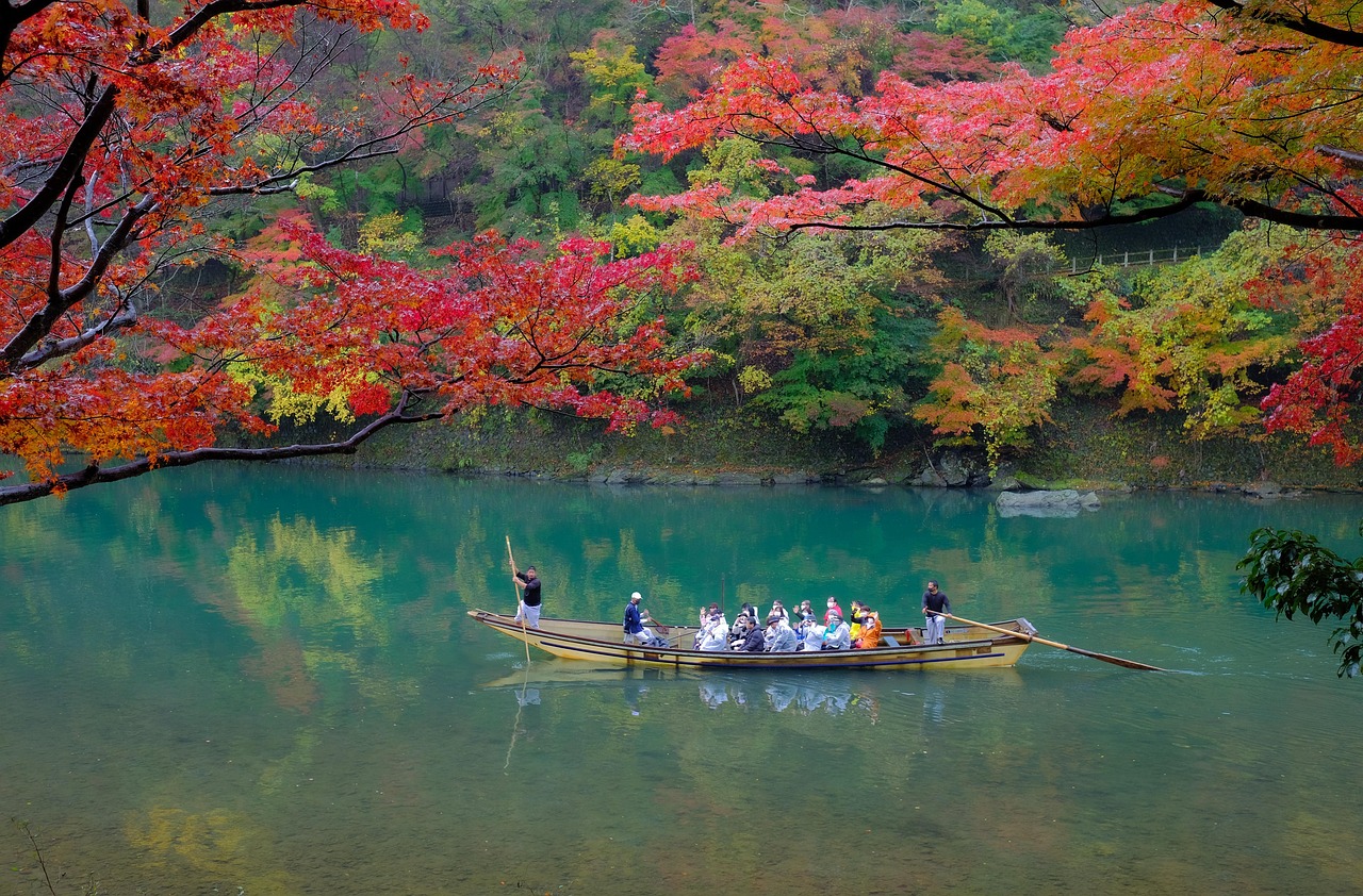 The sightseeing boats that blend in with the natural environment are also very photogenic