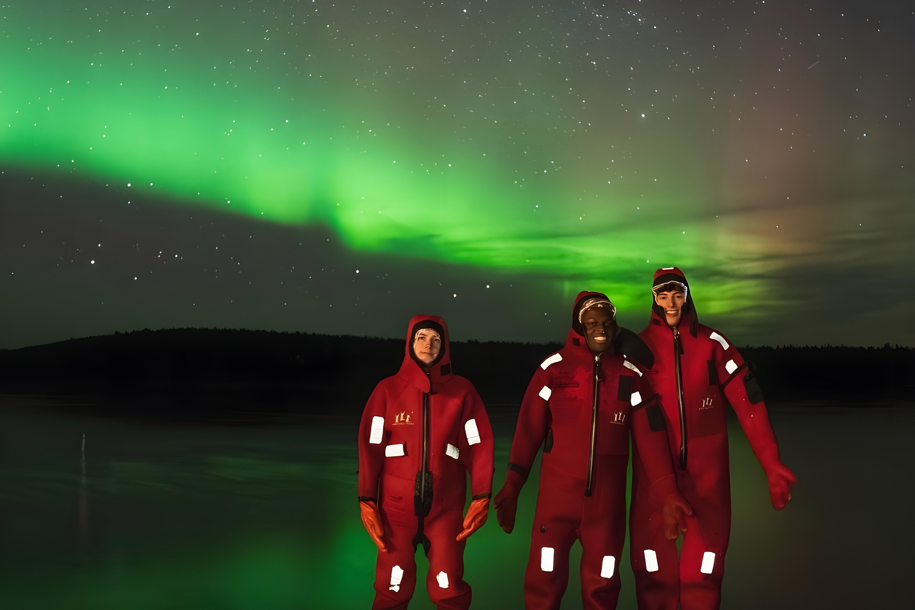 穿著保暖服一起漂浮，在冰凍湖泊上舞動的極光下擁抱北極的寒冷