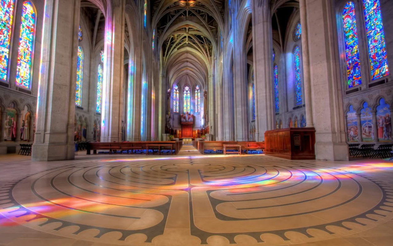 探索格雷斯大教堂 (Grace Cathedral) 令人驚嘆的內部，感受其空靈的光輝與歷史的宏偉。