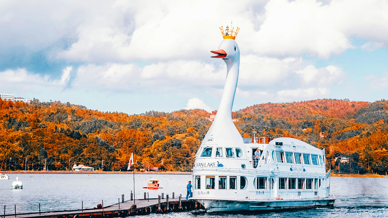 白鳥號的天鵝造型與秋冬山中湖景緻格外契合。秋季,遊船劃過碧波,兩側是五彩斑斕的山林,抬頭可見清晰的富士山輪廓;冬季,船身與湖面的白雪、遠處雪頂富士山形成純淨的白色系畫卷,偶有野生天鵝相伴遊弋,彷彿與 “白天鵝” 遊船呼應,浪漫又治癒。 白鳥號的天鵝造型與秋冬山中湖景緻格外契合。秋季,遊船劃過碧波,兩側是五彩斑斕的山林,抬頭可見清晰的富士山輪廓;冬季,船身與湖面的白雪、遠處雪頂富士山形成純淨的白色系畫卷,偶有野生天鵝相伴遊弋,彷彿與 “白天鵝” 遊船呼應,浪漫又治癒。