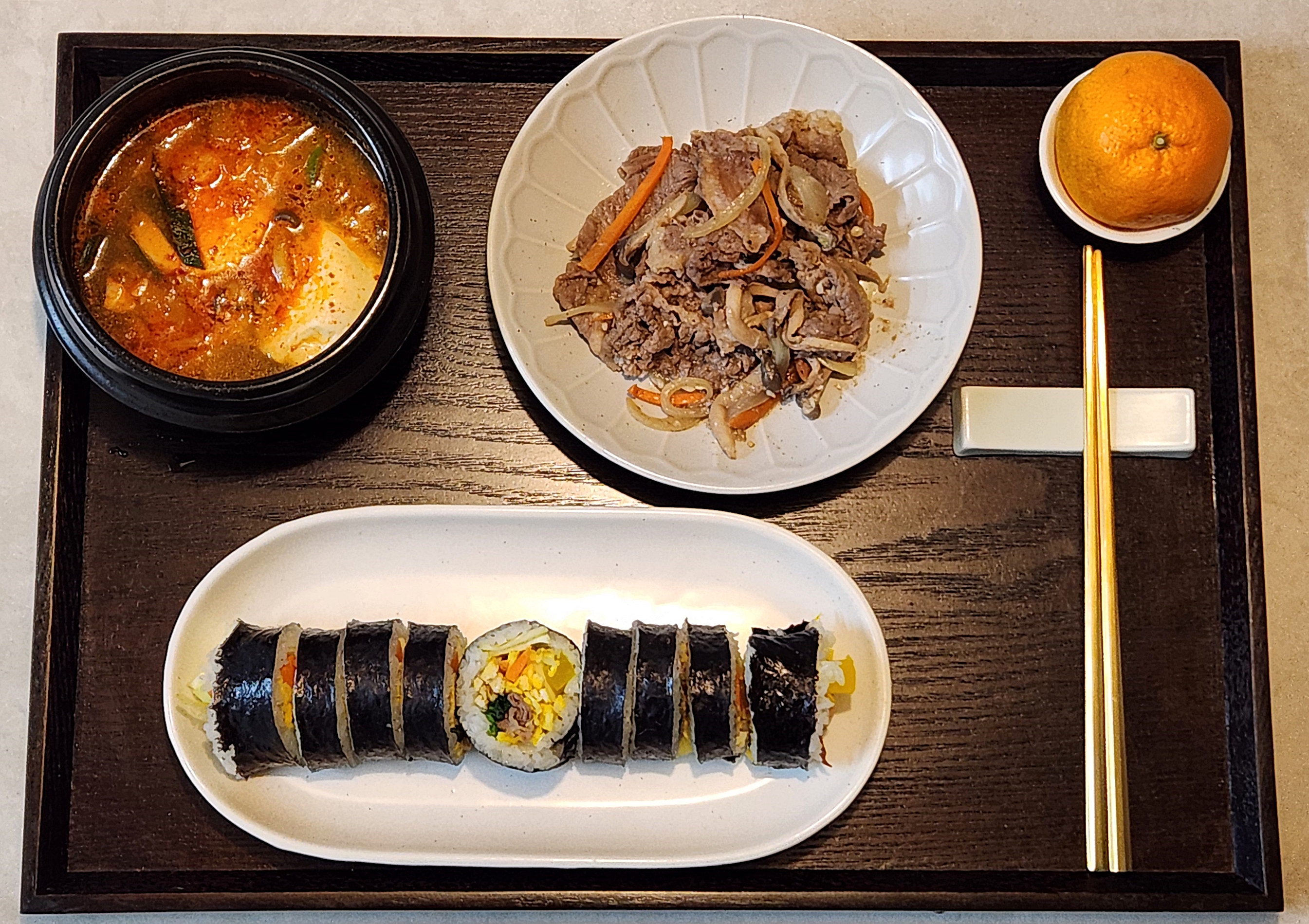 10:00 早午餐菜單,包含嫩豆腐鍋、韓式烤肉和韓式飯捲 10:00 早午餐菜單,包含嫩豆腐鍋、韓式烤肉和韓式飯捲