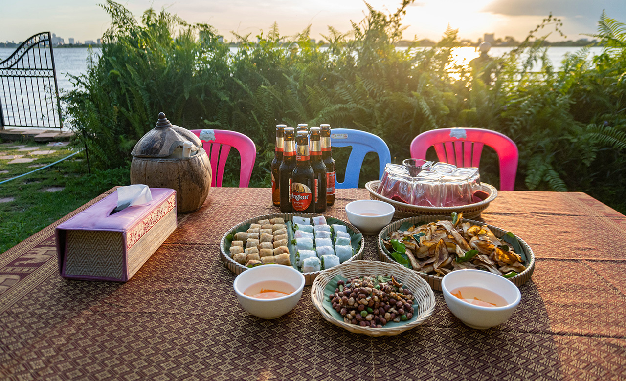 在湄公河畔享用美食飲品，盡情欣賞日落美景。