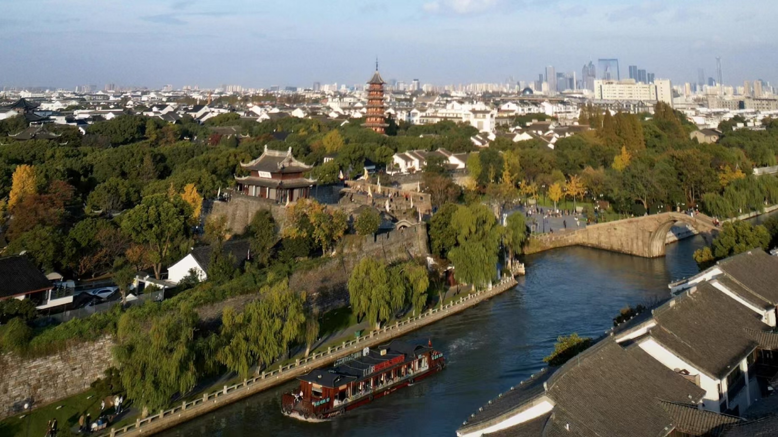 The ancient city on the shore is reflected in the rippling water and the swaying willow branches, complementing the ancient architecture of Suzhou. It is a perfect whole and intoxicating. You can fully appreciate the softness and refinement of the thousan