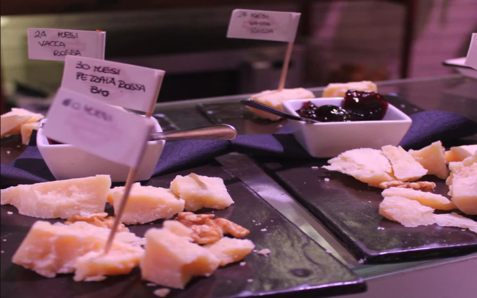 品嚐經典的帕瑪森起司,同時由導遊為您講解世代相傳的烹飪傳統與地方特色。 品嚐經典的帕瑪森起司,同時由導遊為您講解世代相傳的烹飪傳統與地方特色。