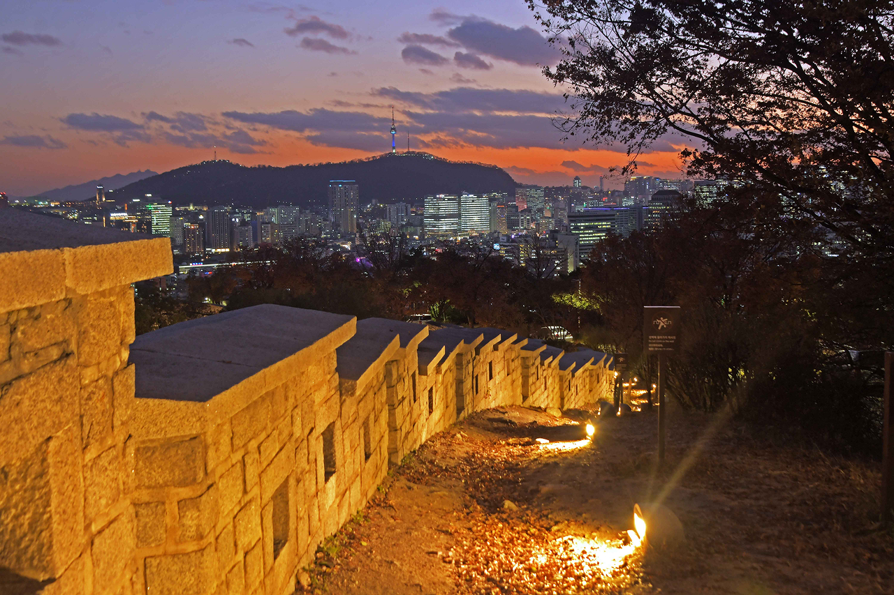 😍 公園的堡壘城牆和全景城市景觀營造出電影般的情感氛圍,尤其是在日落時分或夜晚。 😍 公園的堡壘城牆和全景城市景觀營造出電影般的情感氛圍,尤其是在日落時分或夜晚。