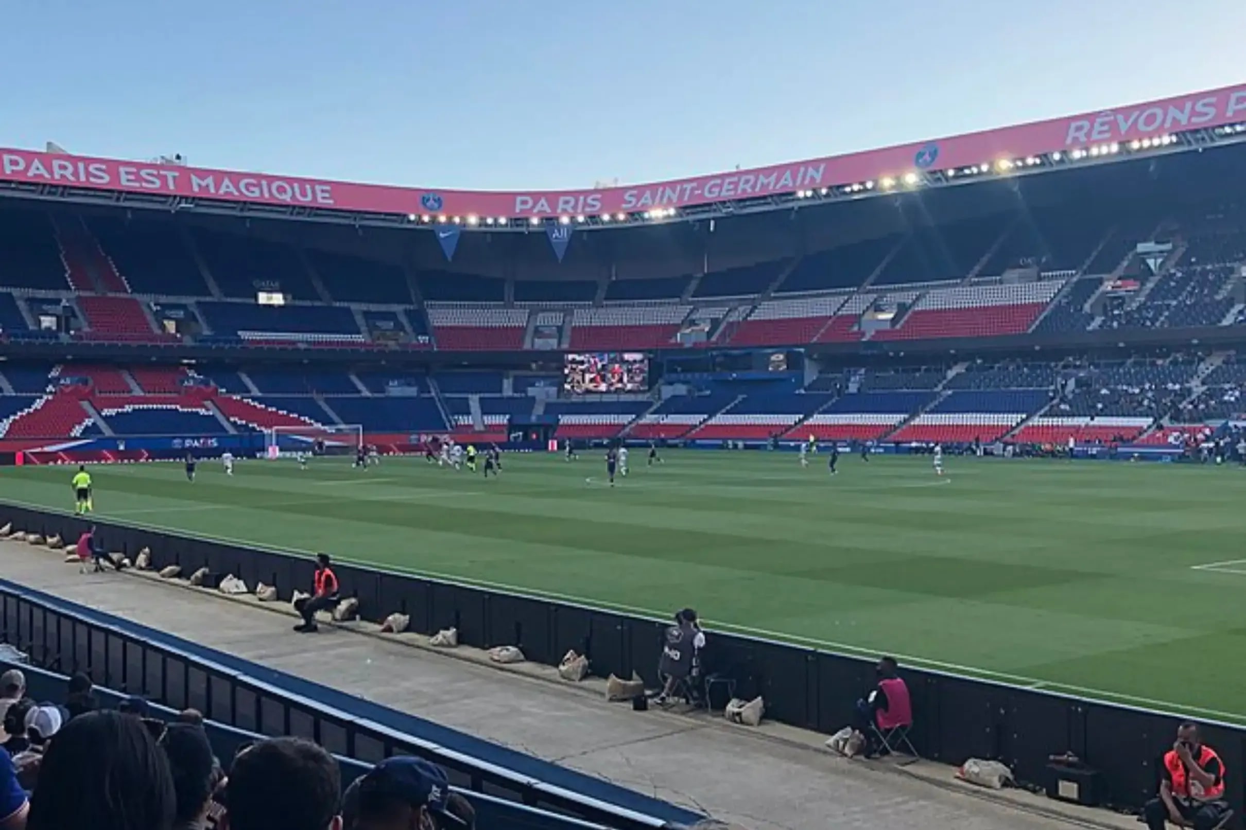 在震耳欲聾的體育場人群能量下，為巴黎聖日耳曼在主場激烈奮戰而歡呼