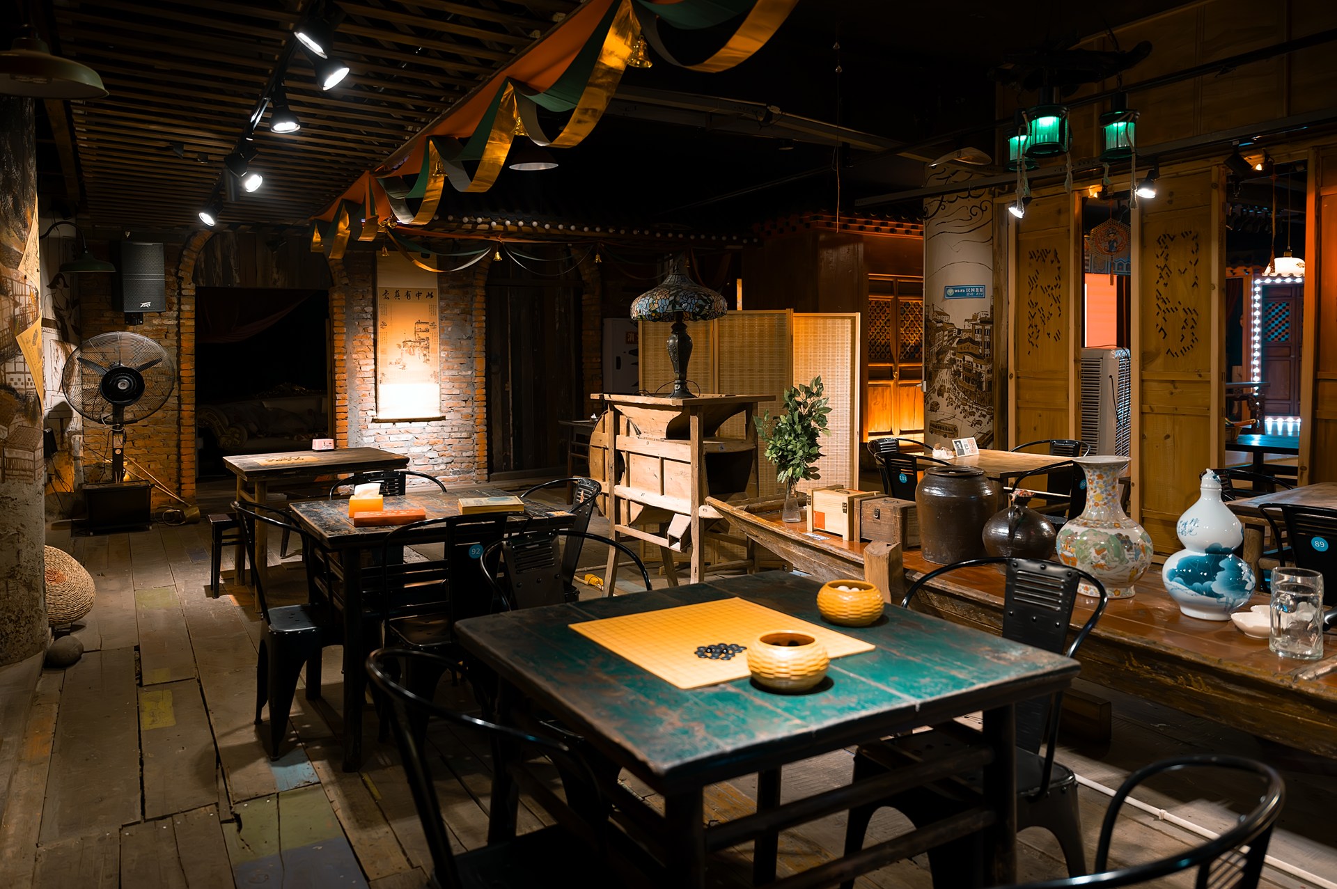 還有充滿了復古與文藝氛圍的場景，佈置著古風擺件、木質傢俱的區域，透著中式雅緻