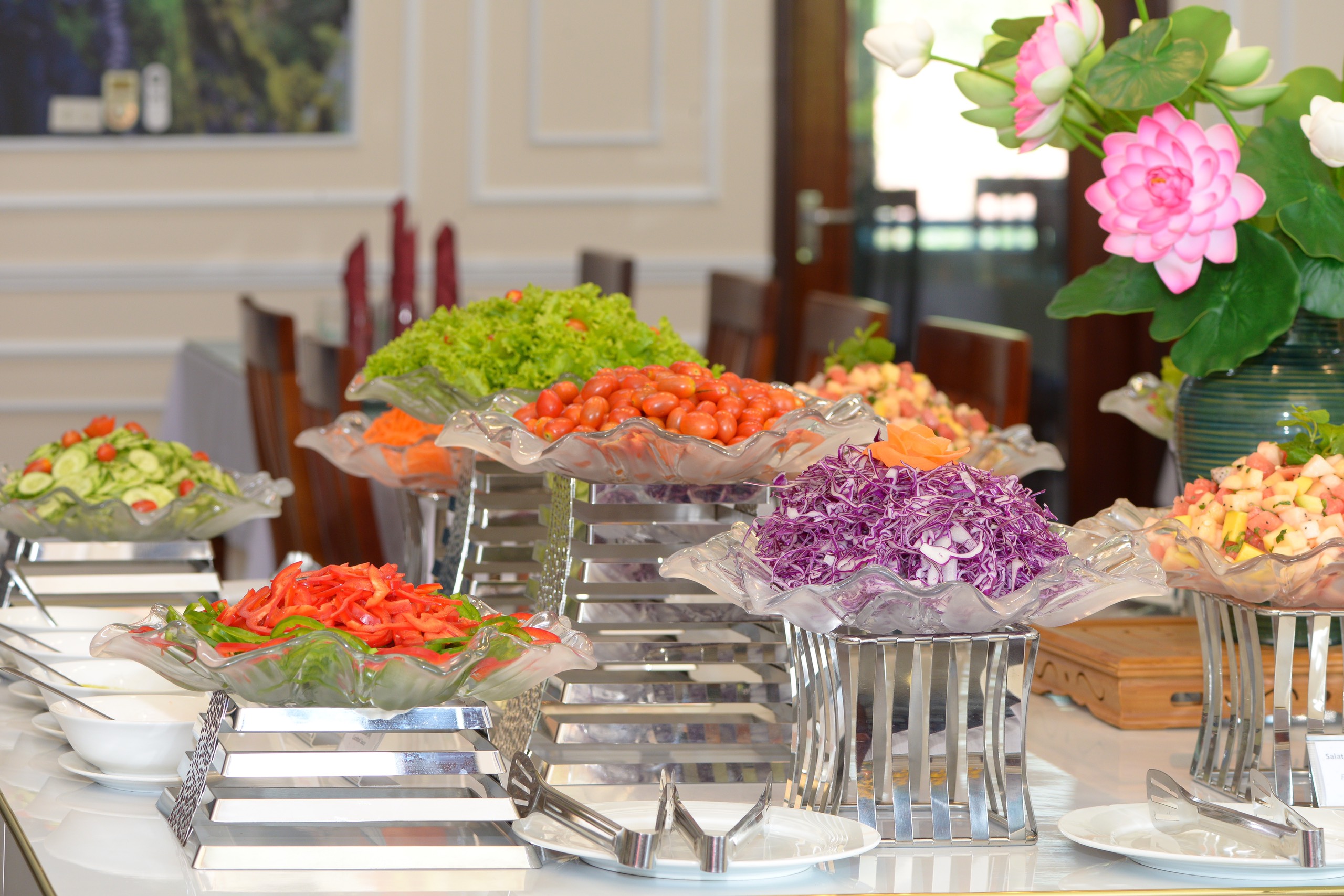 品嚐當地特色肉類和香脆米飯,可應要求提供素食選擇 品嚐當地特色肉類和香脆米飯,可應要求提供素食選擇