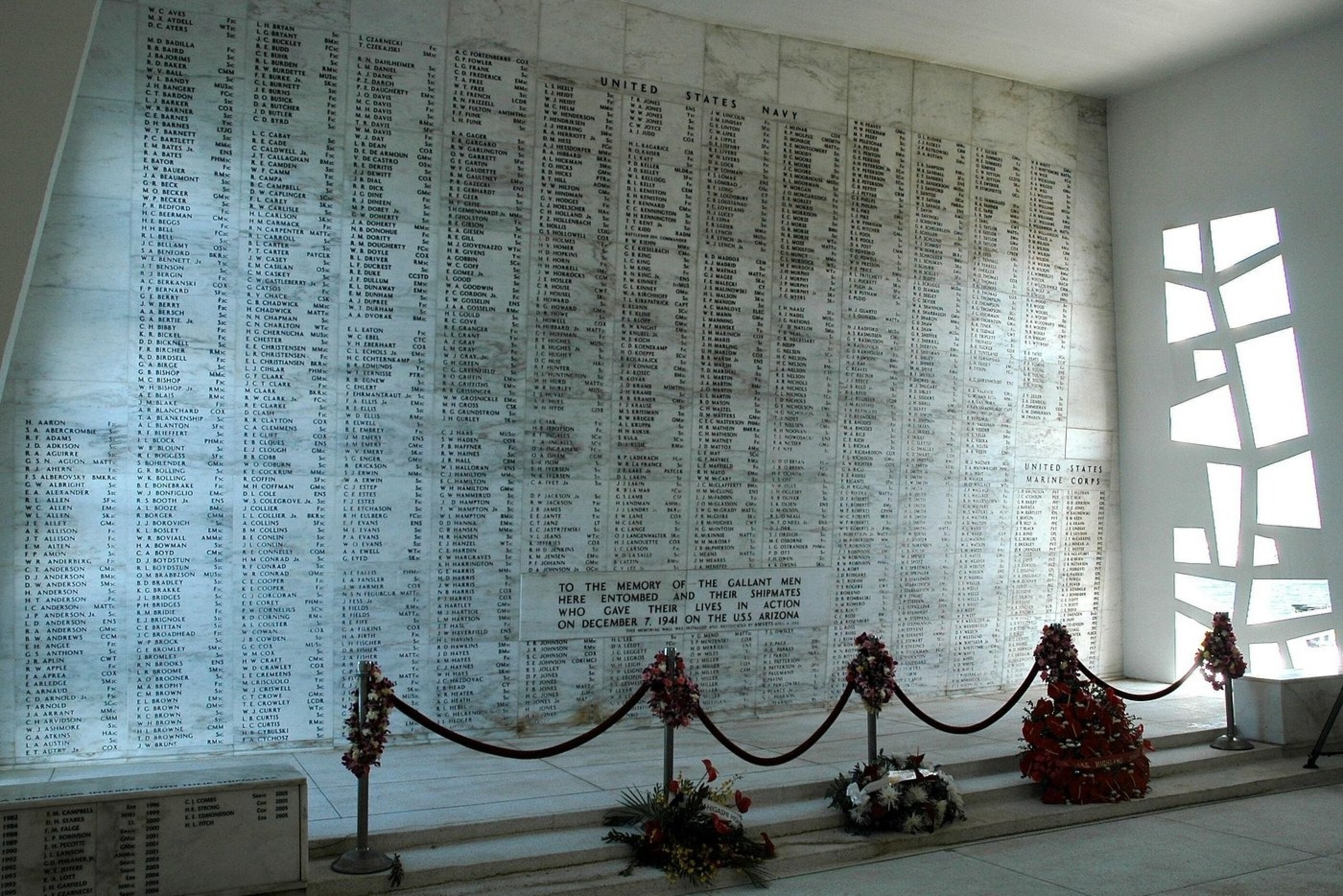 在亞利桑那號紀念館的聖殿牆前，緬懷刻有英雄姓名、寧靜莊嚴的環境。
