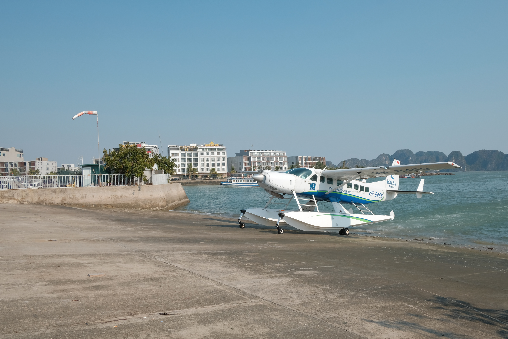 從河內出發，乘坐飛機前往下龍灣，品味海防一日遊