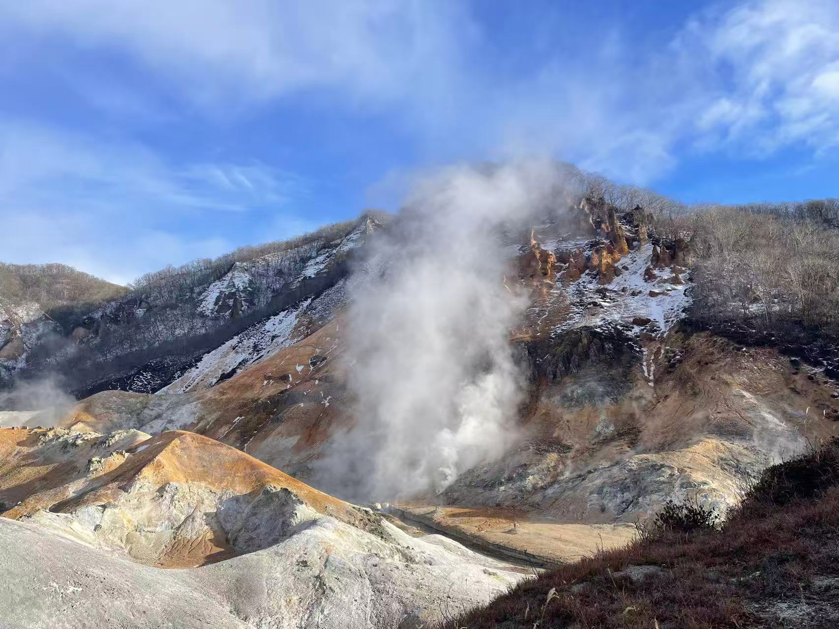 登別最具代表性的火山地貌景點,以地熱與硫磺噴氣聞名。 登別最具代表性的火山地貌景點,以地熱與硫磺噴氣聞名。