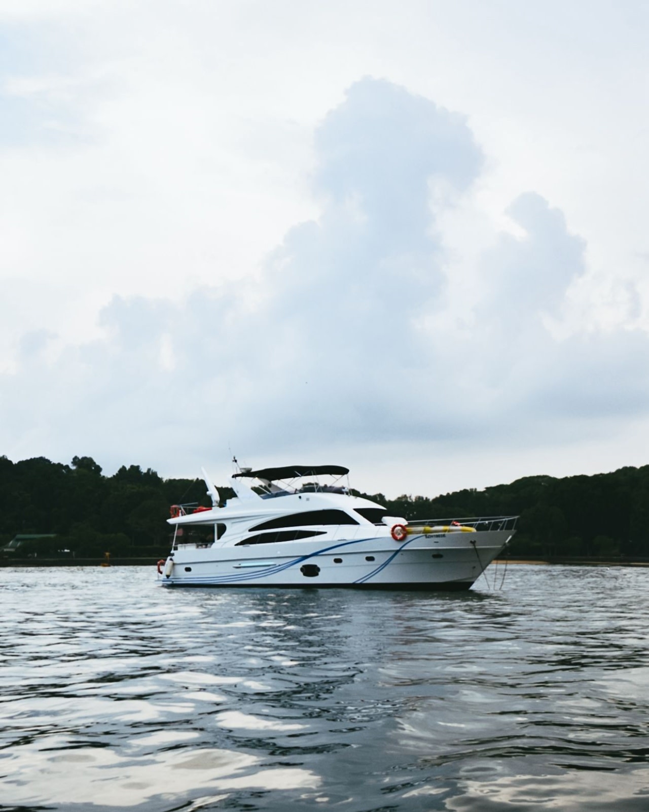 Lazarus Island MOJO Luxury Yacht by Shimmering Sea Cruises