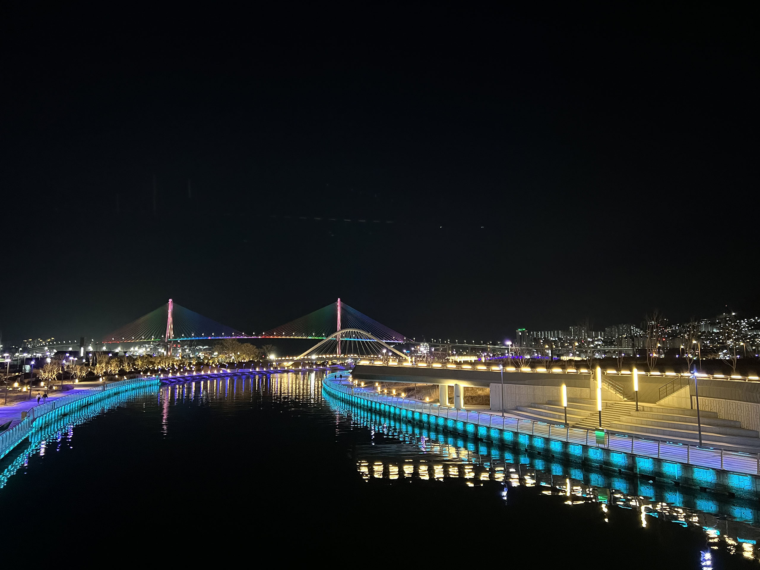 Chinsoo 海濱公園，一個坐擁海濱地標與充滿活力的步道，讓您盡享令人驚嘆的夜間漫步。