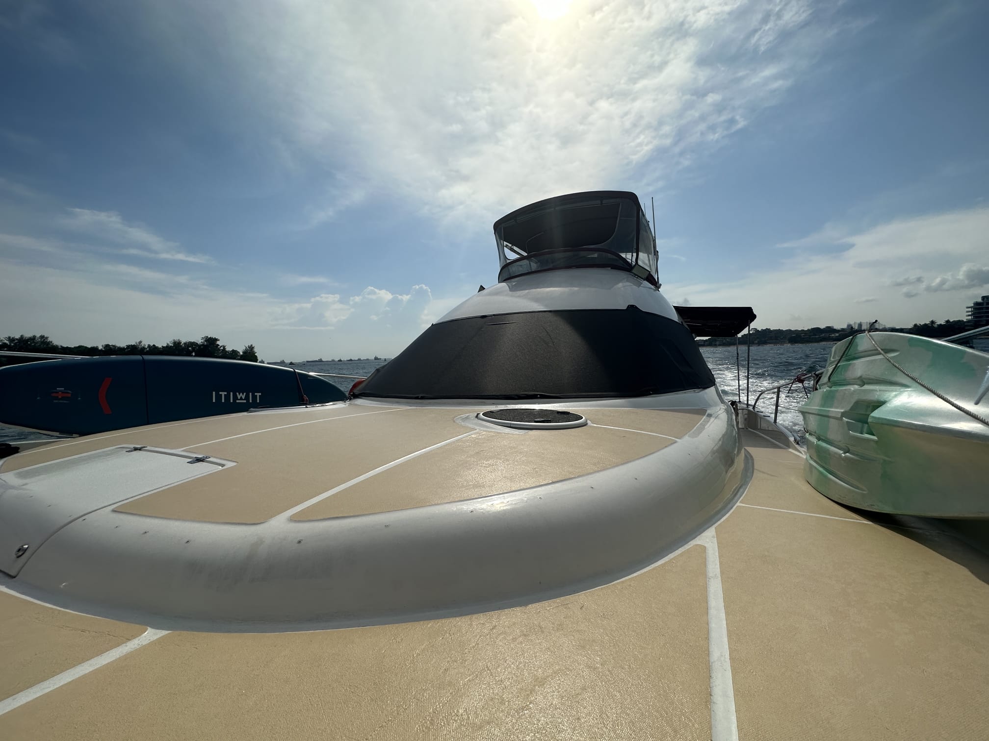 Yacht Charter to Lazarus Island