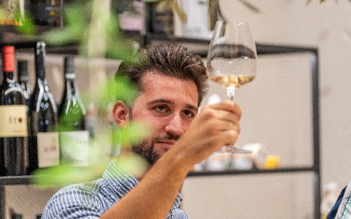 首要關鍵步驟:仔細觀察葡萄酒美麗的色澤與清澈度 首要關鍵步驟:仔細觀察葡萄酒美麗的色澤與清澈度